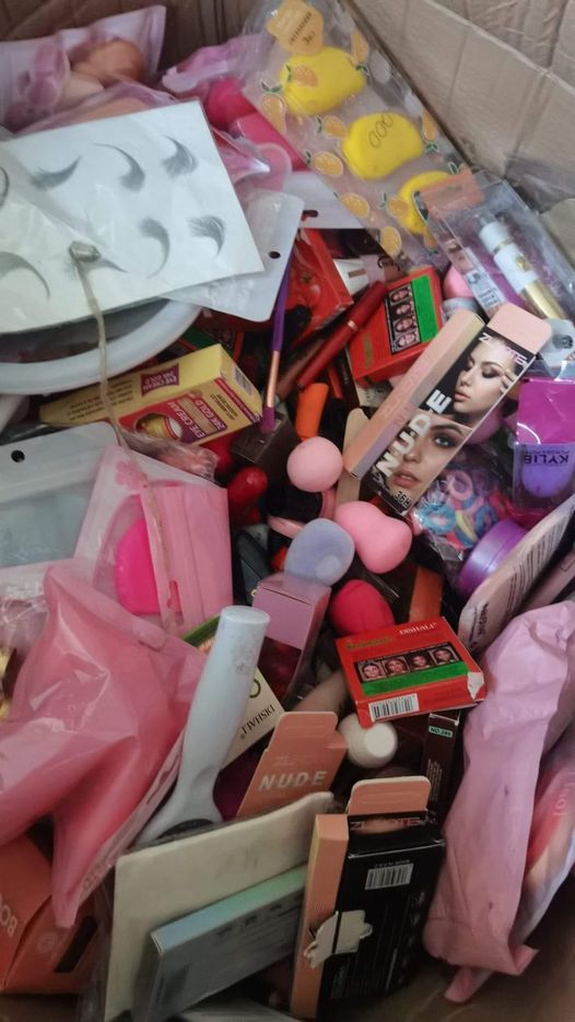 Make-up products random sent